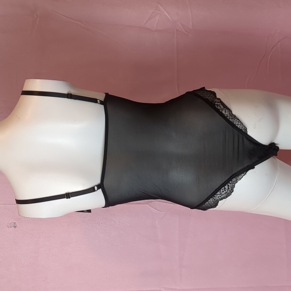 Nasty Gal Faux Button Detail Lace Bodysuit in Black size Small - Picture 2 of 5